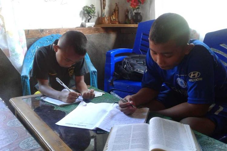 Dua siswa Sekolah Dasar Katolik Waelengga di pedalaman Manggarai Timur, Flores, NTT, Sabtu, (21/3/2020) mulai belajar dirumah karena libur 14 hari untuk mencegah Covid 19 di wilayah Mabggarai Timur. Orangtua bersama guru terus memantau proses belajar di rumah. (KOMPAS.com/MARKUS MAKUR)