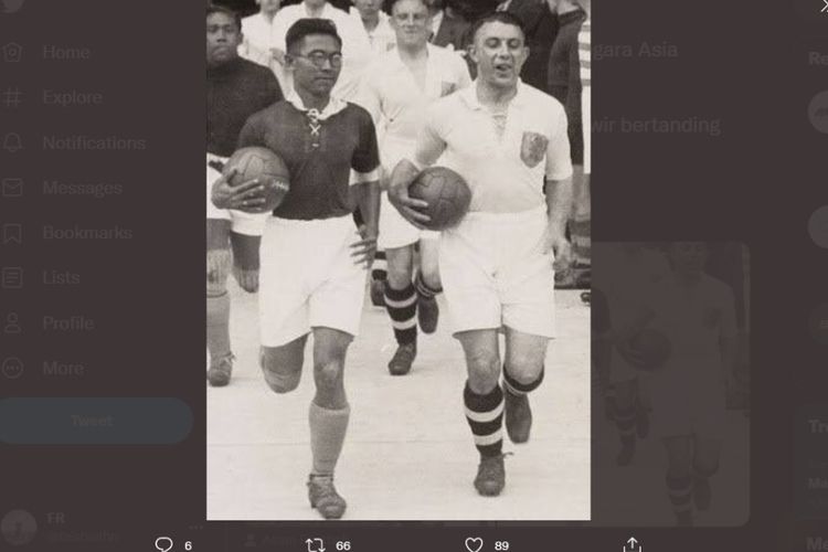Kapten timnas Hindia Belanda di Piala Dunia 1938 Achmad Nawir (kiri).
