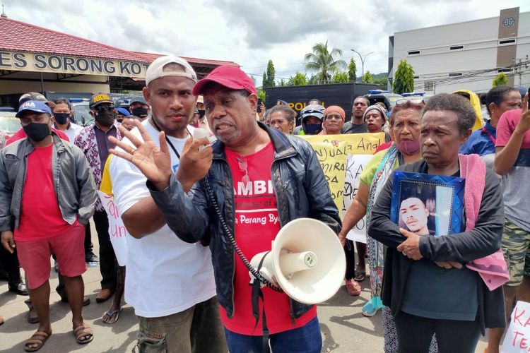 Edo Kondologit saat menyampaikan aspirasi di polres Sorong kota