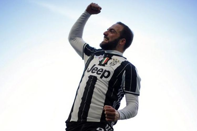Striker Juventus, Gonzalo Higuain, merayakan gol ke gawang Lazio dalam lanjutan Serie A, di Stadion Juventus, Minggu (22/1/2017).