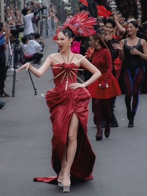 Patricia Gouw tampil memukau di Jember Fashion Carnaval dan Artwear Carnival 2025 dengan busana dramatis, aksesori megah, dan riasan glamor.