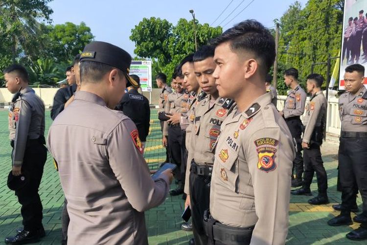 Kepala Polres Sukabumi AKBP Tony Prasetyo merazia HP milik anggotanya di halaman Mapolres Sukabumi, jalan Jajawai, Kecamatan Palabuhanratu, Kabupaten Sukabumi, Jawa Barat, Selasa (25/6/2024) untuk memastikan tidak ada personel Polres Sukabumi yang terlibat praktek perjudian. 