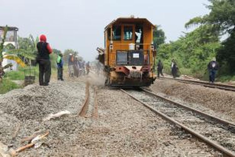 Para pekerja menuntaskan pekerjaan jalur rel ganda terakhir Tegal-Bojonegoro sepanjang 6 KM. Total jalur rel Tegal-Banjarnegara sepanjang 358 KM selesai dikerjakan pada Jum’at.