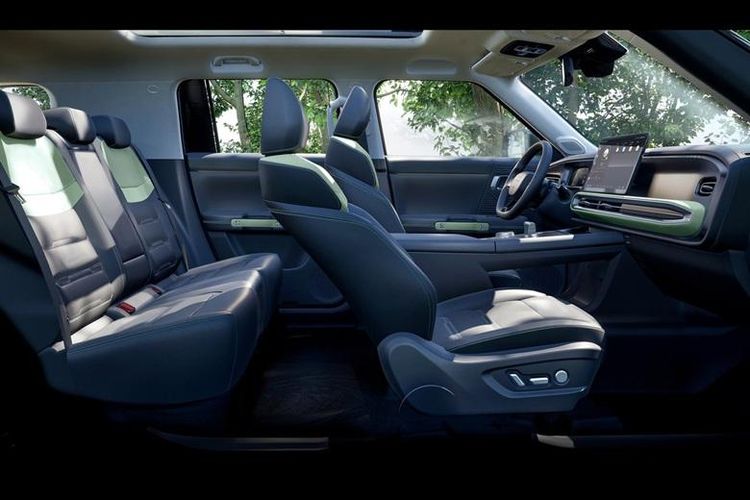 Tampilan interior BAIC BJ30 HEV.