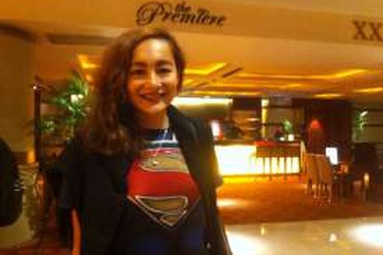 Dewi Rezer usai nonton bareng 'Batman v Superman: Dawn of Justice' di XXI PIM 2, Pondok Indah, Jakarta Selatan, Rabu (23/3/2016) malam. Dewi menonton film tersebut bersama sang suami, Marcelino Lefrandt, dan kedua anaknya.