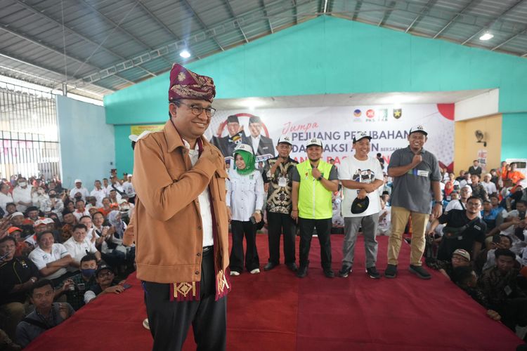 Calon presiden (capres) nomor urut 1 Anies Baswedan pasang gestur sasageyo saat menghadiri acara Jumpa Saksi Anies-Muhaimin di Gelora Gelanggang Olahraga (GOR) Podomoro Natar, Lampung Selatan, Minggu (14/1/2024).