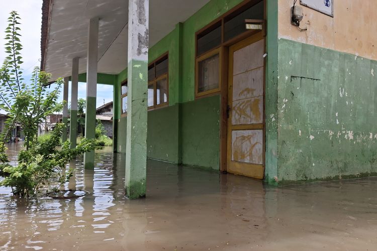 Kondisi ruang kelas SDN Rojopolo 02 terendam banjir
