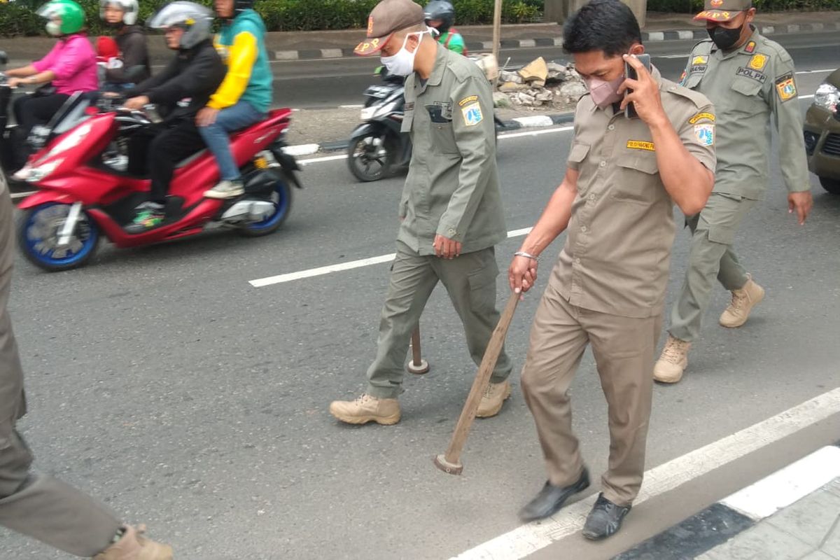 Jajaran Satuan Polisi Pamong Praja (Satpol PP) Jakarta Timur melakukan operasi ranjau paku di dua ruas jalan, Jalan DI Panjaitan, Jatinegara dan Jalan Jenderal Ahmad Yani, Pulogadung, pada Kamis (15/9/2022). Operasi dilaksanakan usai seorang warga melaporkan bahwa selalu ada kendaraan yang terkena ranjau paku di dua ruas jalan tersebut.