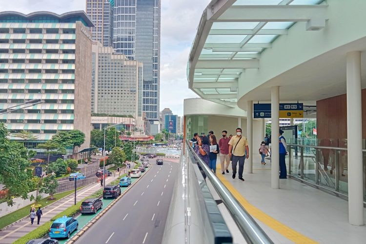 Suasana lalu lintas dekat Halte Tosari sebelum jam pulang kerja terpantau ramai lancar.