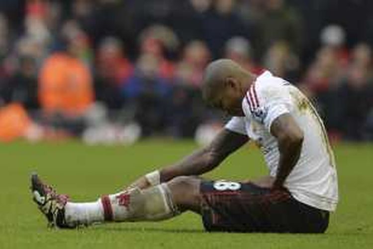 Pemain Manchester United, Ashley Young, mengalami cedera saat laga Premier League kontra Liverpool di Stadion Anfield, pada 17 Januari 2016.