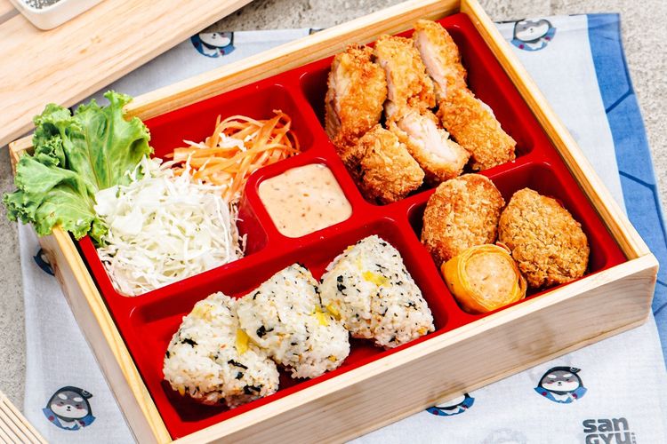 Favorite Bento B dari menu Onigiri Bento San Gyu by Hangry. 