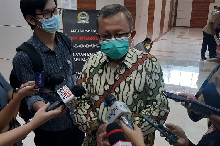 Anggota Komisi III DPR Arsul Sani memberikan keterangan kepada wartawan di Kompleks Parlemen, Jakarta, Selasa (25/1/2022).