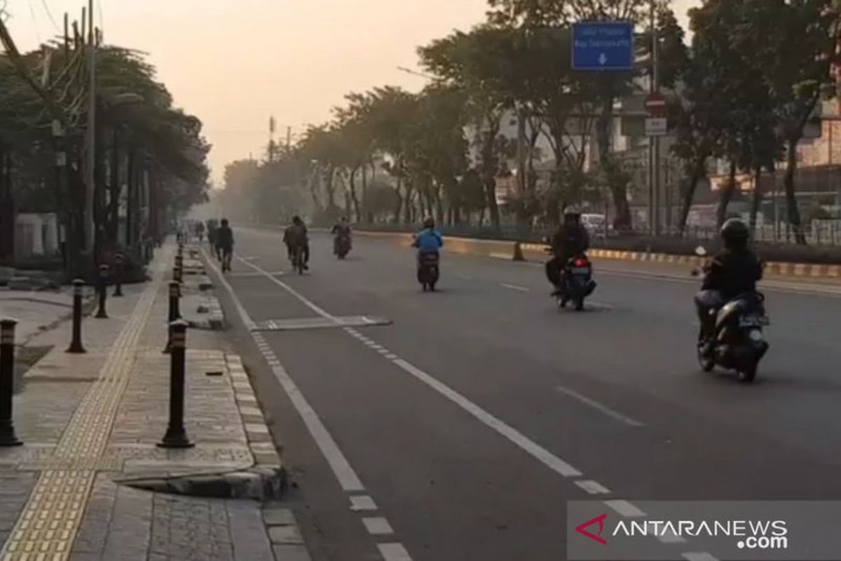 Pengendara sepeda motor melintas di Jalan Pemuda Rawamangun, Jakarta Timur, Ahad (26/7/2020). Hari Bebas Kendaraan Bermotor (HBKB) atau Car Free Day (CFD) di jalan itu ditiadakan akibat ada warga sekitar terinfeksi virus corona (COVID-19).