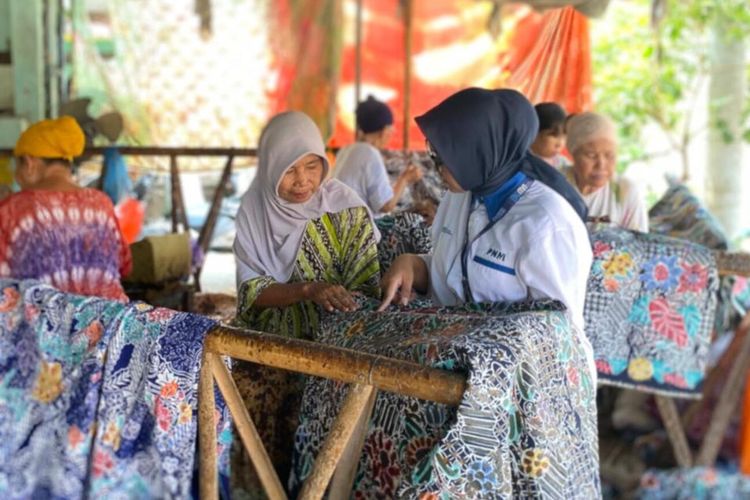 Dorong Ekonomi Kerakyatan, Nasabah PNM Tegal Berdayakan 25 Pembatik Lokal