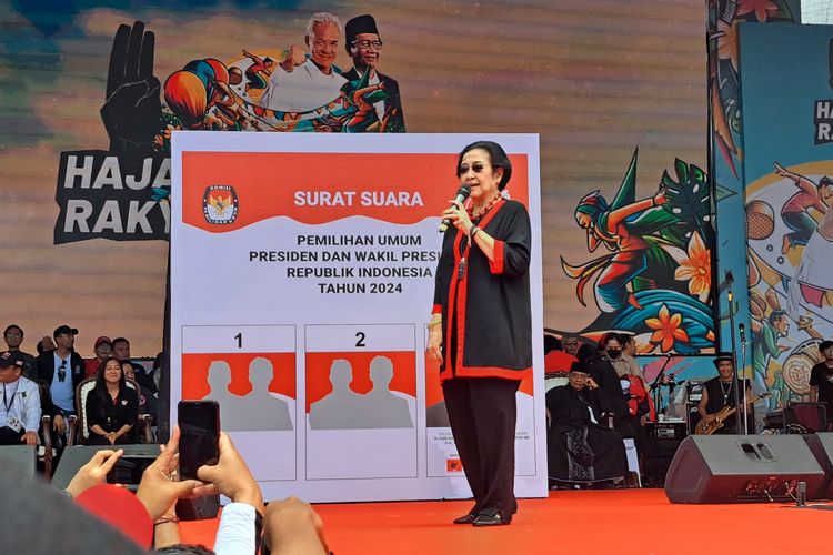 Ketua Umum PDI Perjuangan Megawati Soekarnoputri berpidati dalam acara kampanye terbuka pasangan Ganjar-Mahfud di Lapangan Tegallega, Bandung, Minggu (21/1/2024).