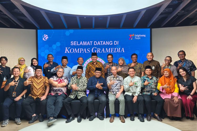 Editor Parapuan Citra Narada Putri, Eksekutif Produser KompasTV Gammara
Lenggo Geni, Manager News Entertainment KompasTV Restya Dela, Tim Media MUI Junaidi Mahbub, Wakil Sekretaris Komisi Infokom dan Penanggung Jawab Media Sosial MUI/Panitia
Munas MUI Abdul Muis Sobari, GM Communication Management & Bentara Budaya Kompas
Gramedia Ilham Khoiri, Ketua MUI Bidang Kerukunan/Ketua Panitia OC Munas MUI KH Yusnar Yusuf, Editor Cahaya Kompas.com Farid Assifa, Tim Media MUI Sekar, Station Manager Radio Sonora Jumar Sudiyana, Tribun Network News Director Febby Mahendra Putra, Budi Yana - Ngaji Literasi Gramedia, Wakil Redaktur Pelaksana Kompas Samsul Hadi
