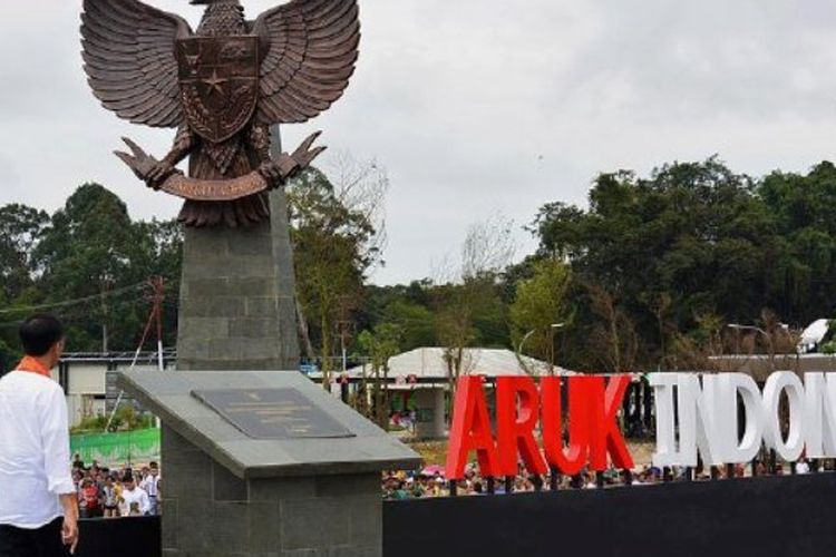 Presiden Joko Widodo dan Ibu Negara Nyonya Iriana Joko Widodo, setelah meresmikan kompleks Pos Lintas Batas Negara Terpadu Aruk, Sajingan Besar, Kabupaten Sambas, Kalimantan Barat, Jumat (17/3), melihat kondisi di sekitar tugu. Presiden Jokowi memerintahkan pembangunan kawasan perbatasan agar bisa menjadi titik pertumbuhan ekonomi baru di daerah. 