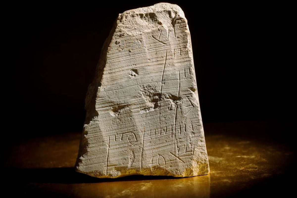 Kuitansi kuno yang ditemukan di Yerusalem. Kuitansi ini berusia 2.000 tahun dan dicatat pada batu.
