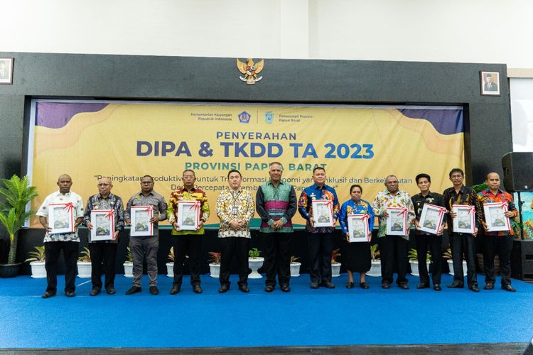 Pj Gubernur Papua Barat usai menyerahkan DPA dan TKDD 2023
