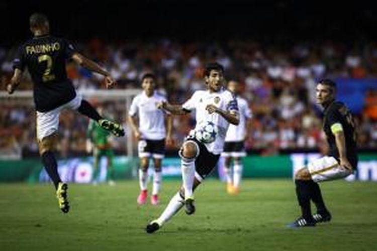 Gelandang Valencia, Daniel Parejo (tengah), mengontrol bola di antara dua pemain AS Monaco ketika kedua tim bertanding pada leg pertama play-off Liga Champions di Stadion Mestalla, Rabu waktu setempat atau Kamis (20/8/2015) dini hari WIB.