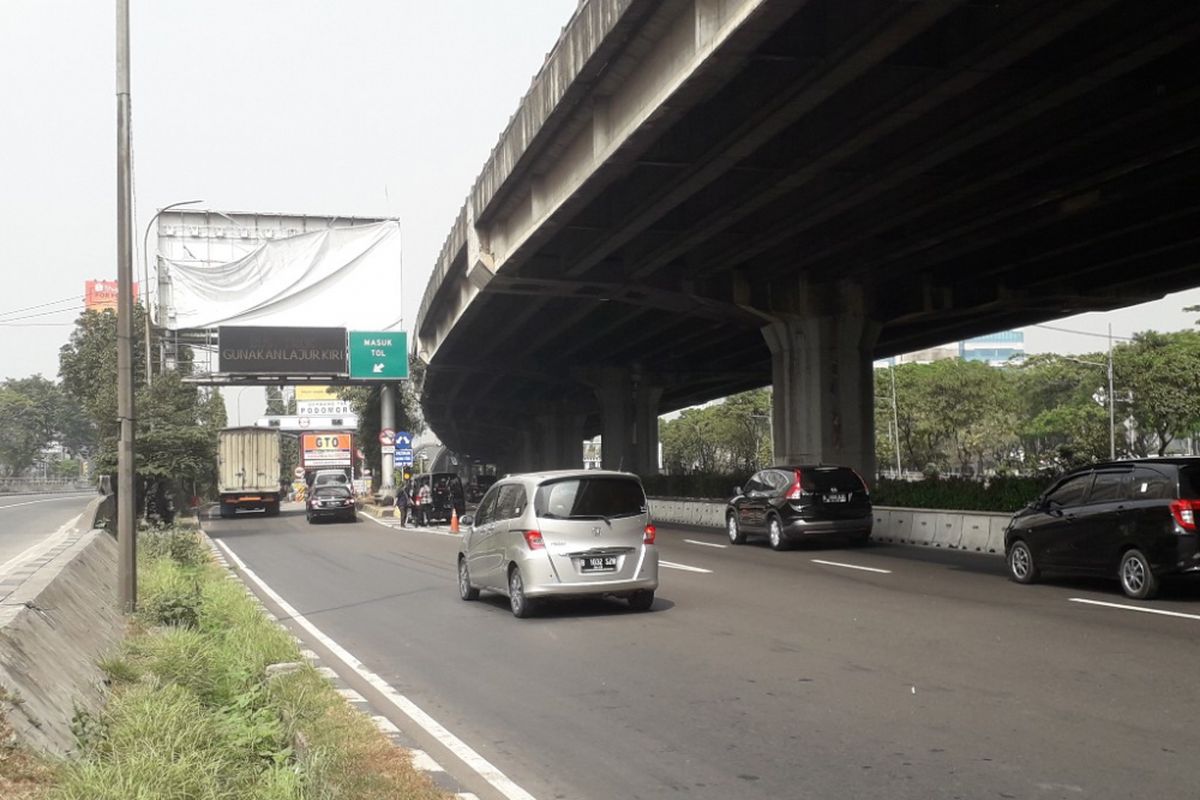 Lalu lintas di sekitar Gerbang Tol Podomoro, Kelapa Gading, terpantay ramai lancar, Kamis (2/8/2018)