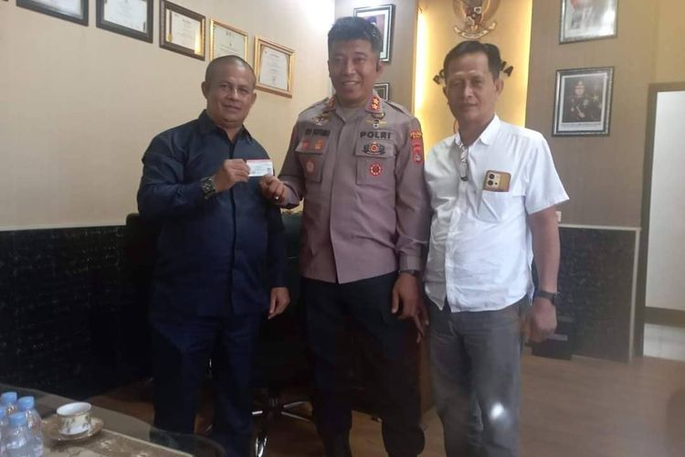Anggota DPRD Bima, Rafidin, pose bersama Kapolres Bima, AKBP Eko Suyono, setelah membuat SIM di Mapolres Bima, Senin (22/7/2024).