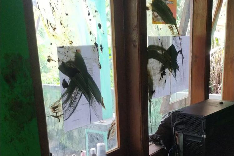 Kondisi kantor PPS di Kabupaten Bondowoso usai dirusak dan dilempari kotoran oleh orang tak dikenal pada Minggu (31/12/2023)