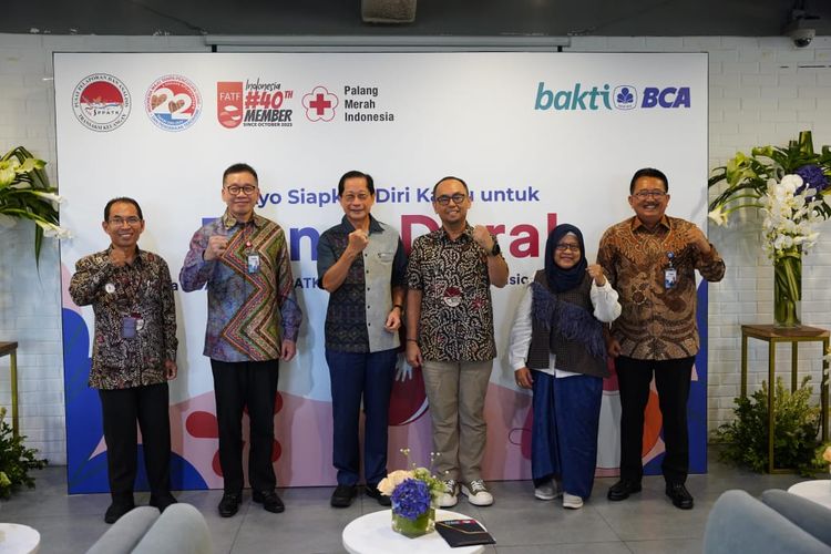 Turut hadir dalam acara donor darah Presdir BCA Jahja Setiaatmadja (ketiga dari kiri), Kepala PPATK Ivan Yustiavandana (keempat dari kiri), Direktur BCA Haryanto Budiman (kedua dari kiri), Direktur BCA Antonius Widodo Mulyono (keenam dari kiri), Deputi Bidang Strategi dan Kerja sama PPATK Tuti Wahyuningsih (kelima dari kiri), serta Ketua Gerakan Nasional 22 Tahun APU-PPT Kamanto Pujiono (ujung kiri).