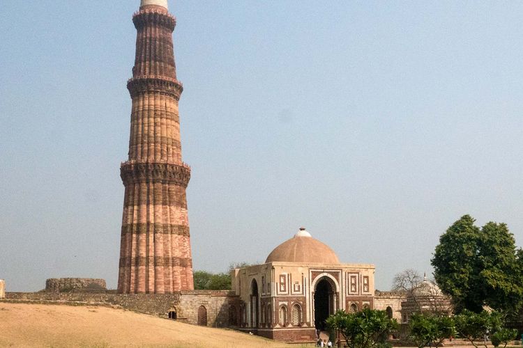 Qutab Minar, salah satu peninggalan Kesultanan Delhi.
