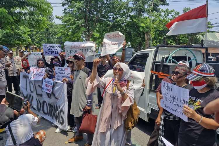 Puluhan massa berunjuk rasa memprotes kecurangan pemilu serentak 2024 di depan kantor KPU Jateng, Semarang, Rabu (21/2/2024).