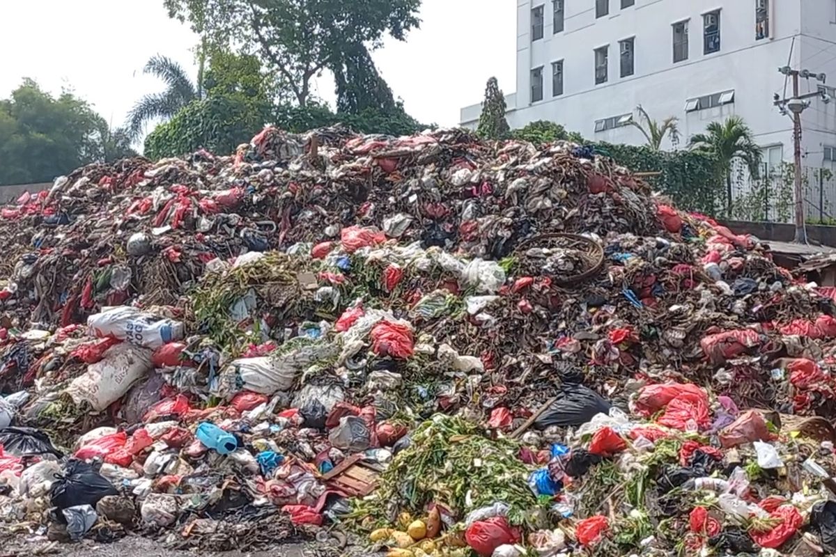 Kondisi sampah yang menumpuk di Pasar Kemiri Muka, Beji, Depok pada Senin (27/5/2023). Ketinggiannya sekitar 5 meter, nyaris sejajar dengan atap kios pedagang Pasar Kemiri Muka.