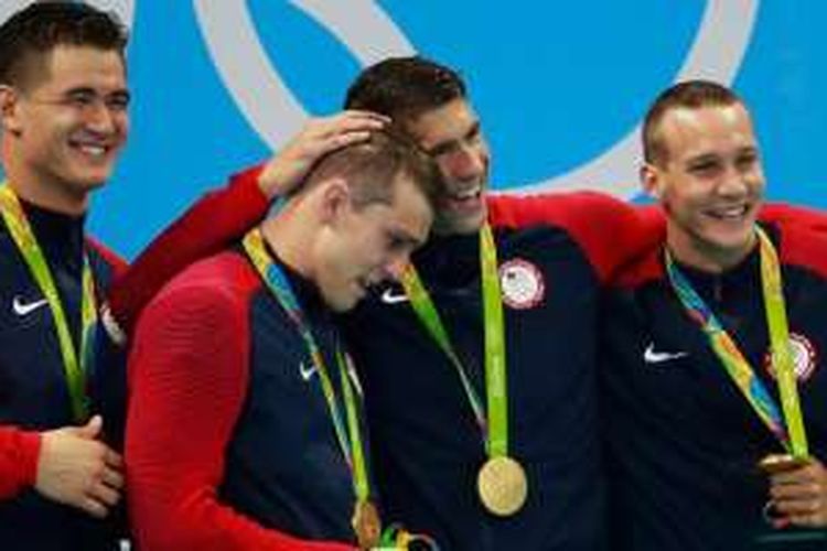 Michael Phelps dan tim estafet 4x100 meter AS.