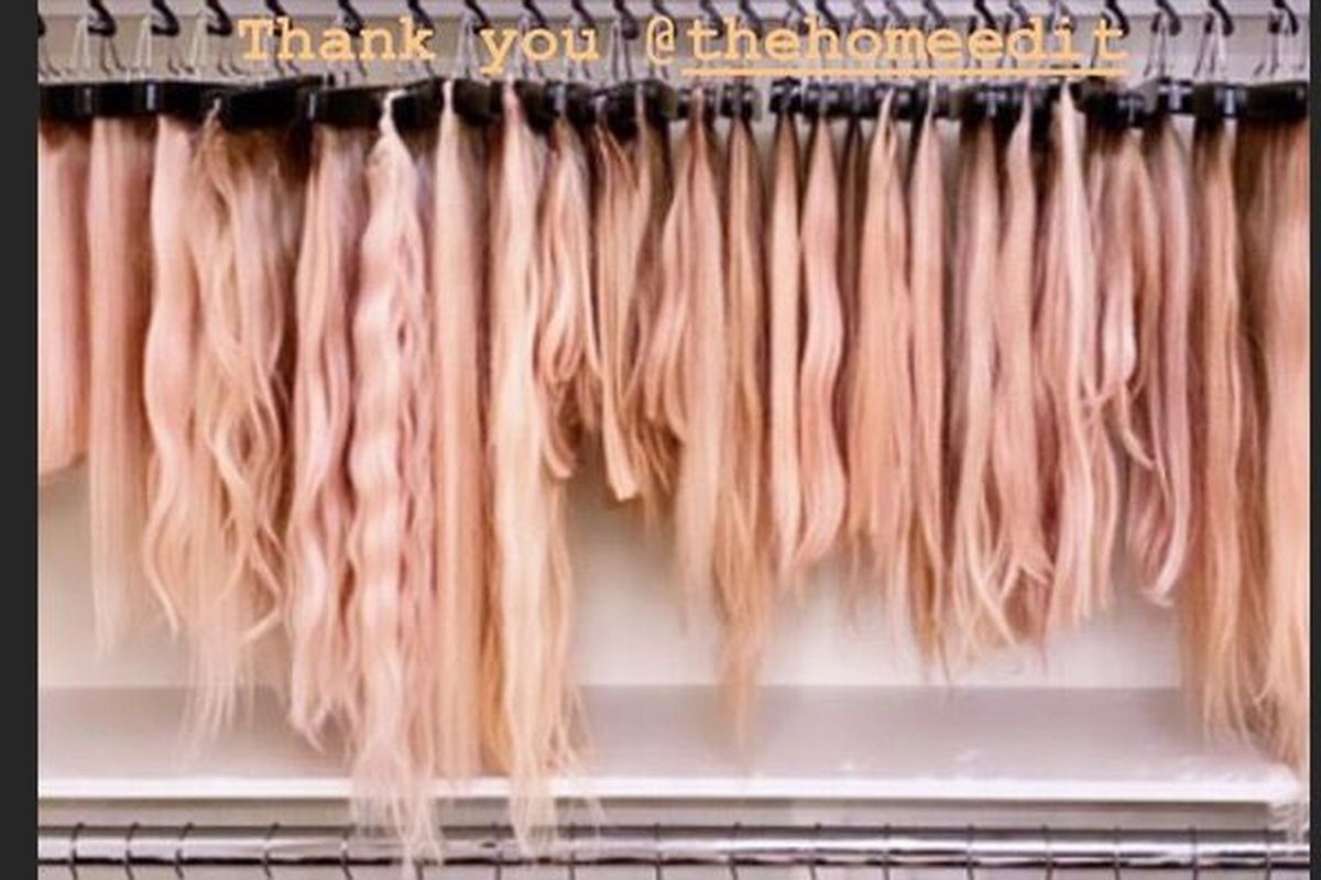 Khloe Kardashian memamerkan koleksi rambut palsunya lewat akun Instagram.