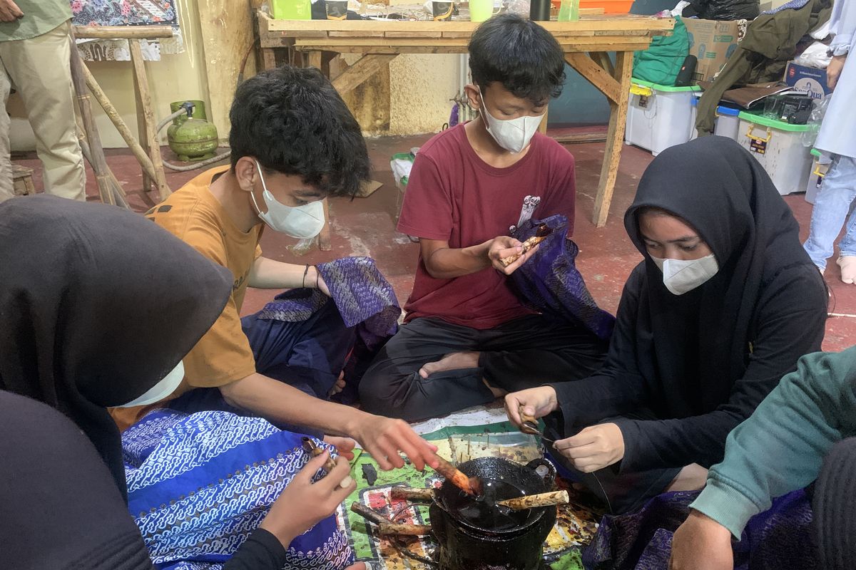 Peserta tuna rungu mengikuti pelatihan membatik di Rumah Batik TBIG, Pekalongan. Kegiatan ini menjadi wadah inklusif bagi penyandang disabilitas untuk mandiri, Selasa (7/10/2025).