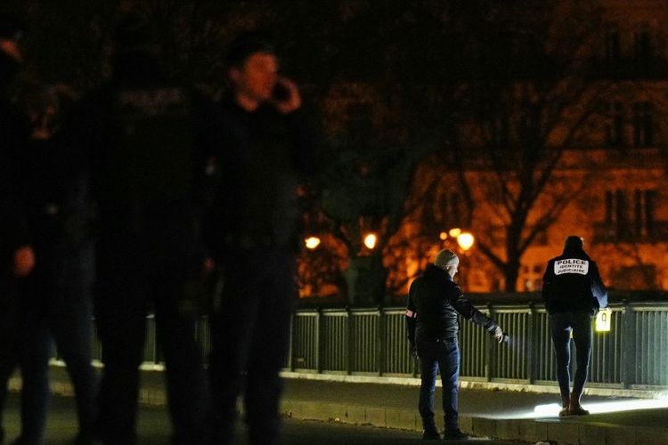 Polisi forensik bekerja di lokasi penikaman di Paris pada Sabtu (2/12/2023). Seorang penyerang menikam seorang pria hingga tewas dan melukai dua orang lainnya di Paris pada 2 Desember, dilaporkan meneriakkan Allahu Akbar sebelum ditangkap, kata sumber kepolisian Perancis. 