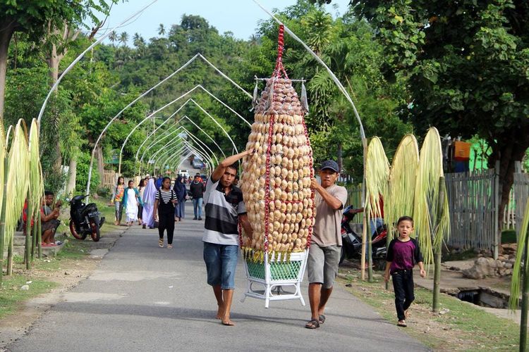 Warag desa membawa tolangga yang berisi kue dan makanan ke masjid saat perayaan walima atau maulid Nabi Muhammad. Prosesi ini menarik wisatawan untuk datang ke desa Bongo.