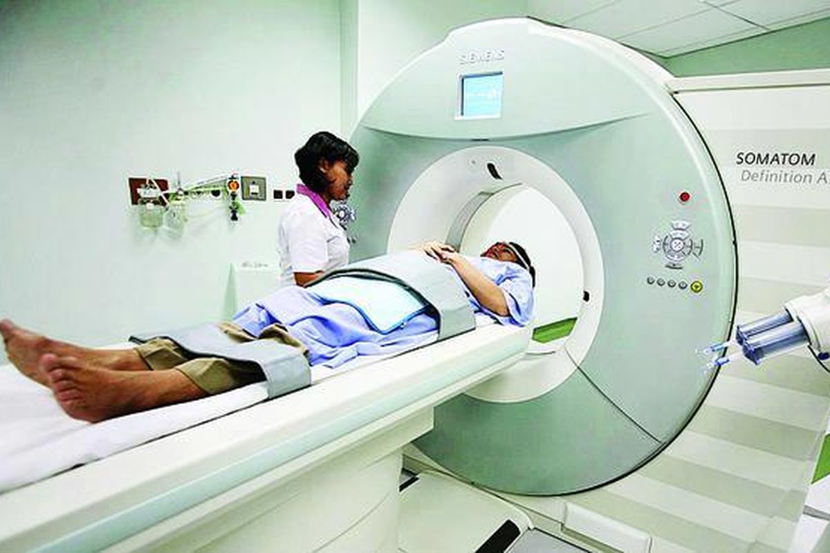 Pasien menjalani pemeriksaan di ruang radiologi Rumah Sakit Pantai Indah Kapuk, Jakarta. Bisnis rumah sakit di Tanah Air kian marak, antara lain untuk menjaring warga yang berobat ke luar negeri.