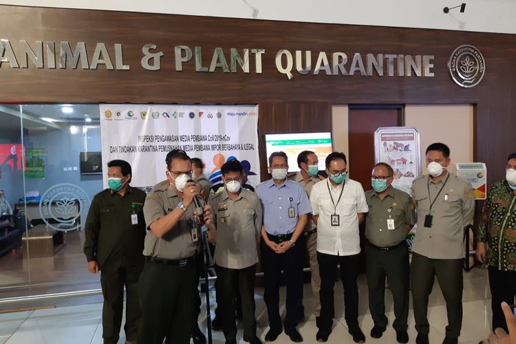 Rombongan Kementerian Pertanian lakukan inspeksi cegah penyebaran virus Corona dari hewan di Bandara Soekarno-Hatta, Senin (3/2/2020)