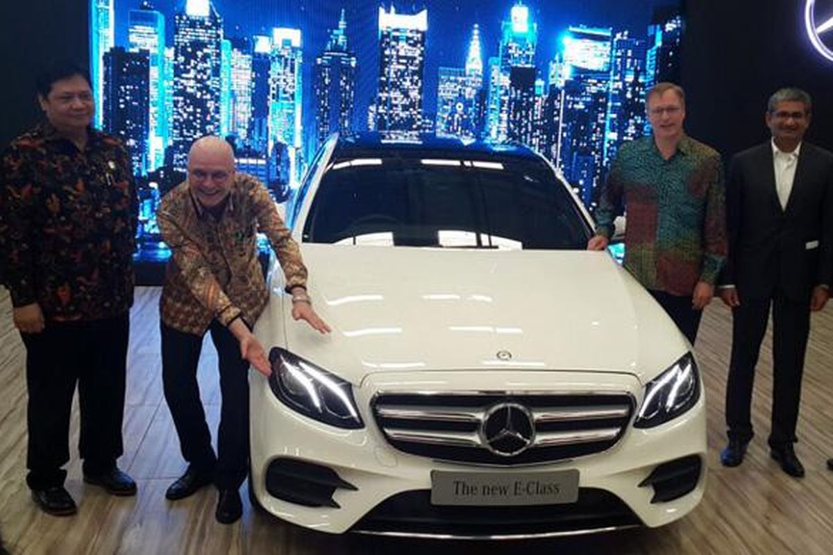 PT Mercedes-Benz Indonesia kembali merakit lokal generasi terbaru E-Class di Wanaherang, Gunung Putri, Bogor, perayaan produksi dihadiri Menteri Perindustrian Airlangga Hartarto (dua dari kiri).