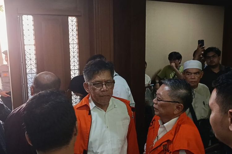 Momen Dirut PT Inhutani V Dicky Yuana Rady dan Direktur PT PML Djunaidi Nur bertemu di ruang sidang di Pengadilan Tipikor pada Pengadilan Negeri Jakarta Pusat, Selasa (22/12/2025)
