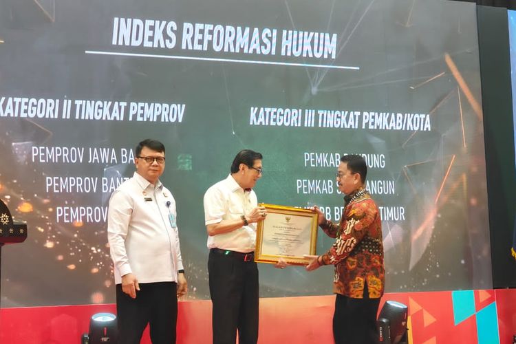 Pemerintah Provinsi (Pemprov) Banten menerima penghargaan Terbaik ke-2 Indeks Reformasi Hukum (IRH) Kategori II Tingkat Pemprov dari Kementerian Hukum dan Hak Asasi Manusia (Kemenkumham) Republik Indonesia (RI).
