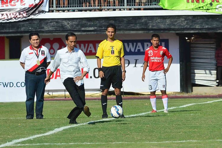 Saat Joko Widodo membuka Piala Presiden 2015. 