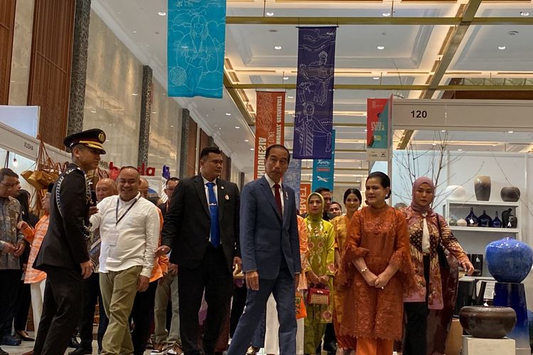 Presiden Joko Widodo meninjau booth-booth Usaha Mikro Kecil dan Menengah (UMKM) dalam Pameran kerajinan International Handicraft Trade Fair (Inacraft 2024) di Jakarta Convention Center (JCC) Senayan, Jakarta Pusat, Rabu (28/2/2024). 