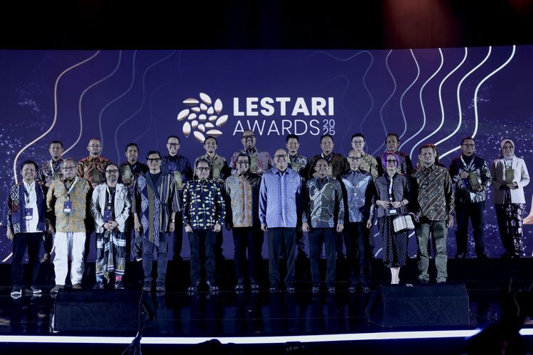Jajaran pemenang Lestari Awards 2025 berfoto bersama di ajang Lestari Awards 2025 di The Dian Ballroom, Raffles Hotel Jakarta, pada Kamis malam (2/10/2025).