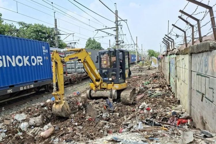 Bersih-bersih KAI di Kawasan Rel Pasar Senen, Ratusan Warga Direlokasi