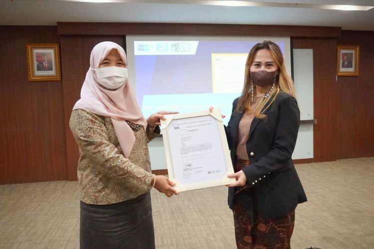 Sertifikat ISO 19650 Kitemark diserahkan langsung oleh Commercial Director PT BSI Group Indonesia, Nolia Natalia kepada Direktur Quality, Health, Safety and Environment (QHSE) WIKA, Ayu Widya Kiswari. 