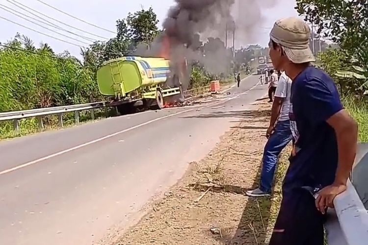 Bidik layar video kecelakaan di Jalintim Sumatera, Kabupaten Mesuji, Rabu (9/11/2022). Bapak dan balitanya meninggal dunia akibat kecelakaan itu.