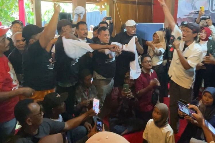 Ganjar Pranowo, Capres nomor urut 3 melanjutkan safari politiknya dengan berdialog bersama ratusan petani di Kabupaten Grobogan, Jawa Tengah, Rabu (7/2/2024). Menariknya, saat itu muncul dukungan dengan simbol melepas kaos bergambar Prabowo-Gibran.