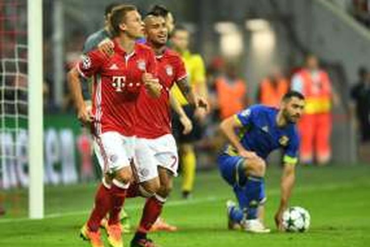 Gelandang Bayern Muenchen,  Joshua Kimmich, tampak gembira usai membobol Rostov pada pertandingan penyisihan grup Liga Champions, Selasa (13/9/2016). 