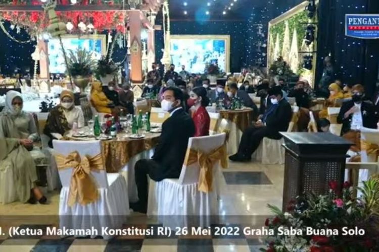 Tangkap layar posesi Akad nikah pernikahan adik Presiden Jokowi, Idayati dengan Ketua Mahkamah Konstitusi (MK) Anwar Usman. Presiden Joko Widodo (Jokowi) menjadi wali nikah, Wakil Presiden Ma'ruf Amin dan Panglima TNI Jenderal Andika Perkasa tetap menjadi saksi nikah.Prosesi akad nikah dilaksanakan pada pukul 09.00 WIB, di Gedung Graha Shaba Buana, Jalan Letjen Suprapto Nomor 80-B, Kelurahan Sumber, Kecamatan Banjarsari, Kota Solo, Jawa Tengah